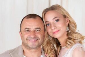 15 мая Репяхова похвасталась наличием у ее мужа спецпропуска, а 17 мая правоохранители изъяли документ у артиста