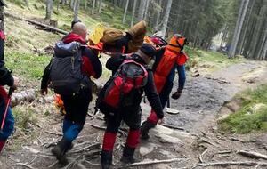 Постраждалого чоловіка на ношах перенесли на базу "Заросляк"