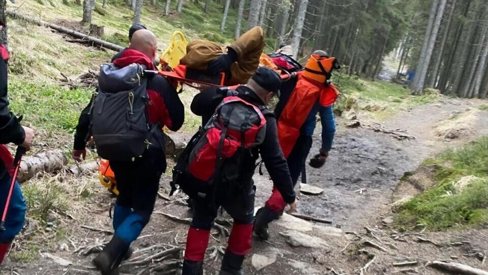 Пострадавшего мужчину на носилках перенесли на базу "Заросляк"