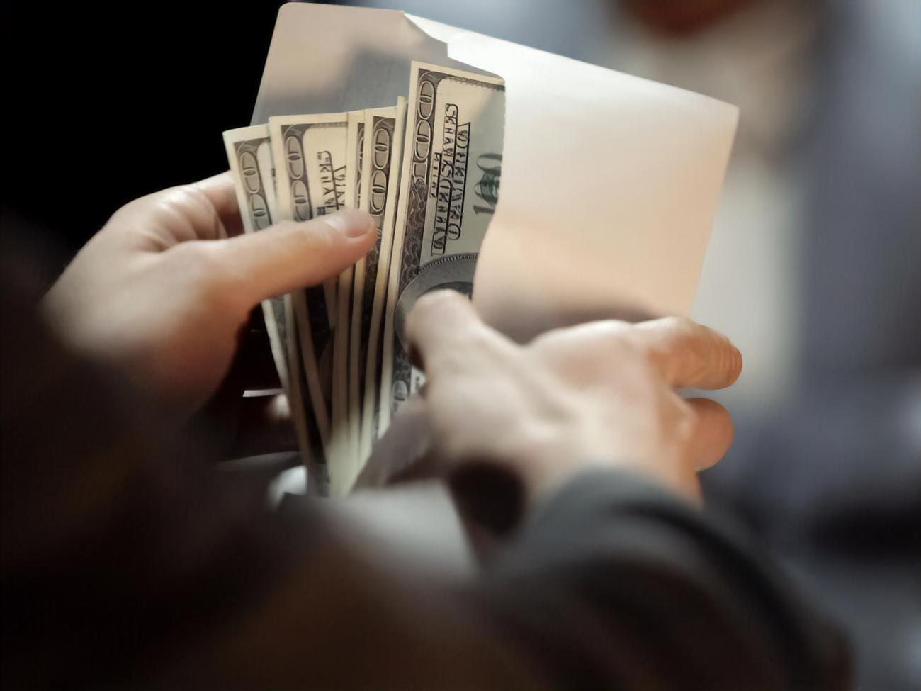 Корупціонерів головними внутрішніми ворогами назвало 53% українців