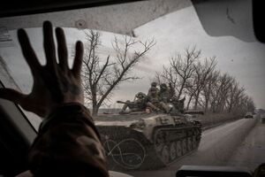 Украинские защитники отражают многочисленные атаки врага на востоке