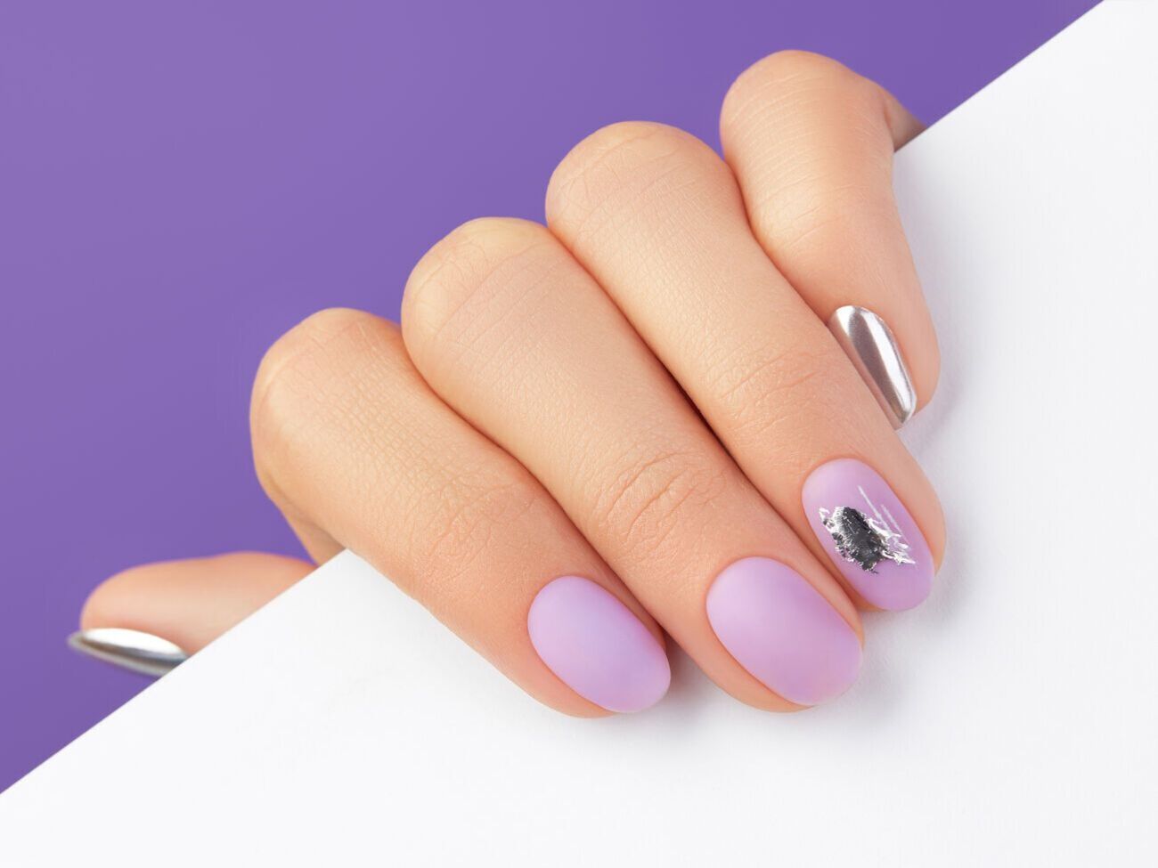 Автор статьи отметила, что лавандовый маникюр нравится мужчинам