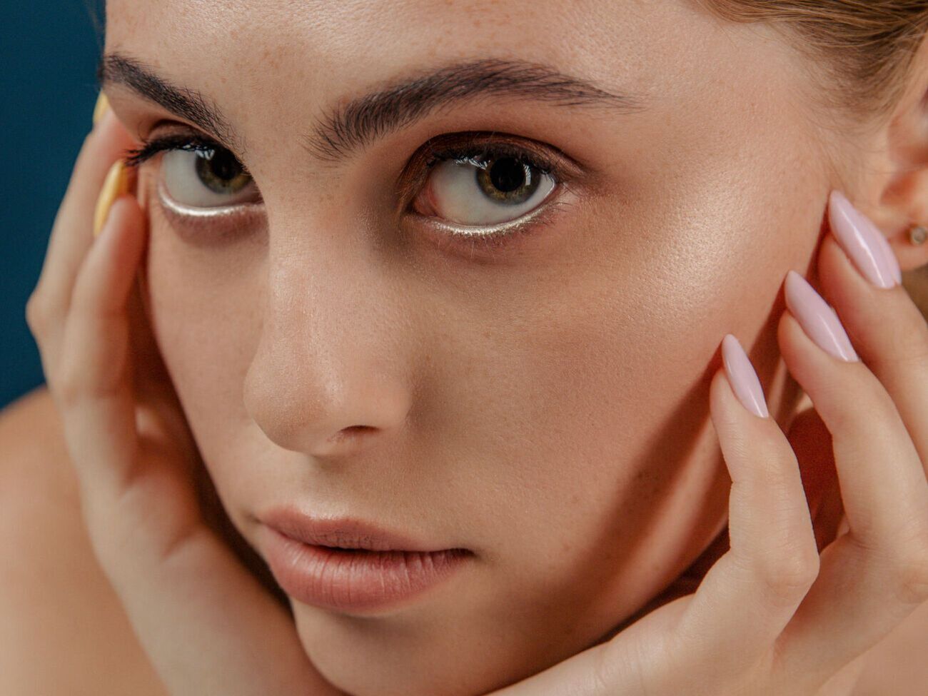 Водостойкую тушь стоит использовать лишь при необходимости, так как для ее снятия потребуется гораздо больше усилий, которые отразятся на состоянии ресниц