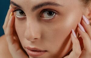 Водостойкую тушь стоит использовать лишь при необходимости, так как для ее снятия потребуется гораздо больше усилий, которые отразятся на состоянии ресниц