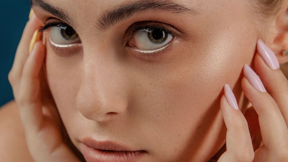 Водостойкую тушь стоит использовать лишь при необходимости, так как для ее снятия потребуется гораздо больше усилий, которые отразятся на состоянии ресниц