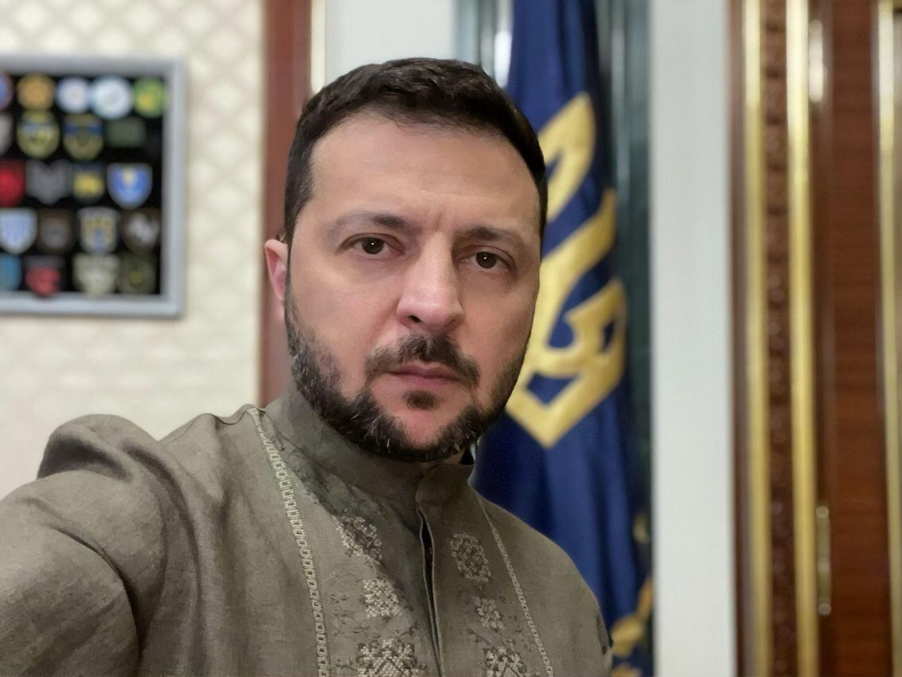 Зеленский сообщил, что сегодня надел вышиванку с орнаментами, символизирующими единство украинского и крымскотатарского народов