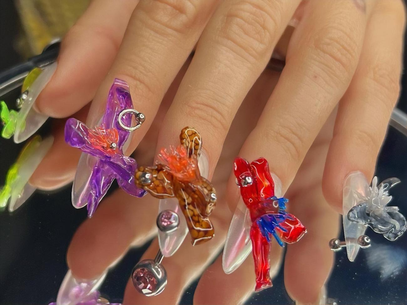 Гелеві квіти майстриня поєднала з пірсингом на нігтях