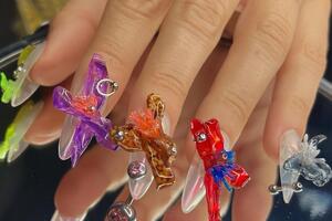 Гелеві квіти майстриня поєднала з пірсингом на нігтях