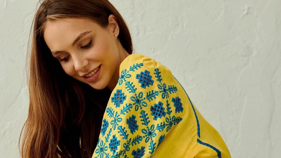 Бренд EmbroideredGem представил платье-вышиванку в цветах национального флага