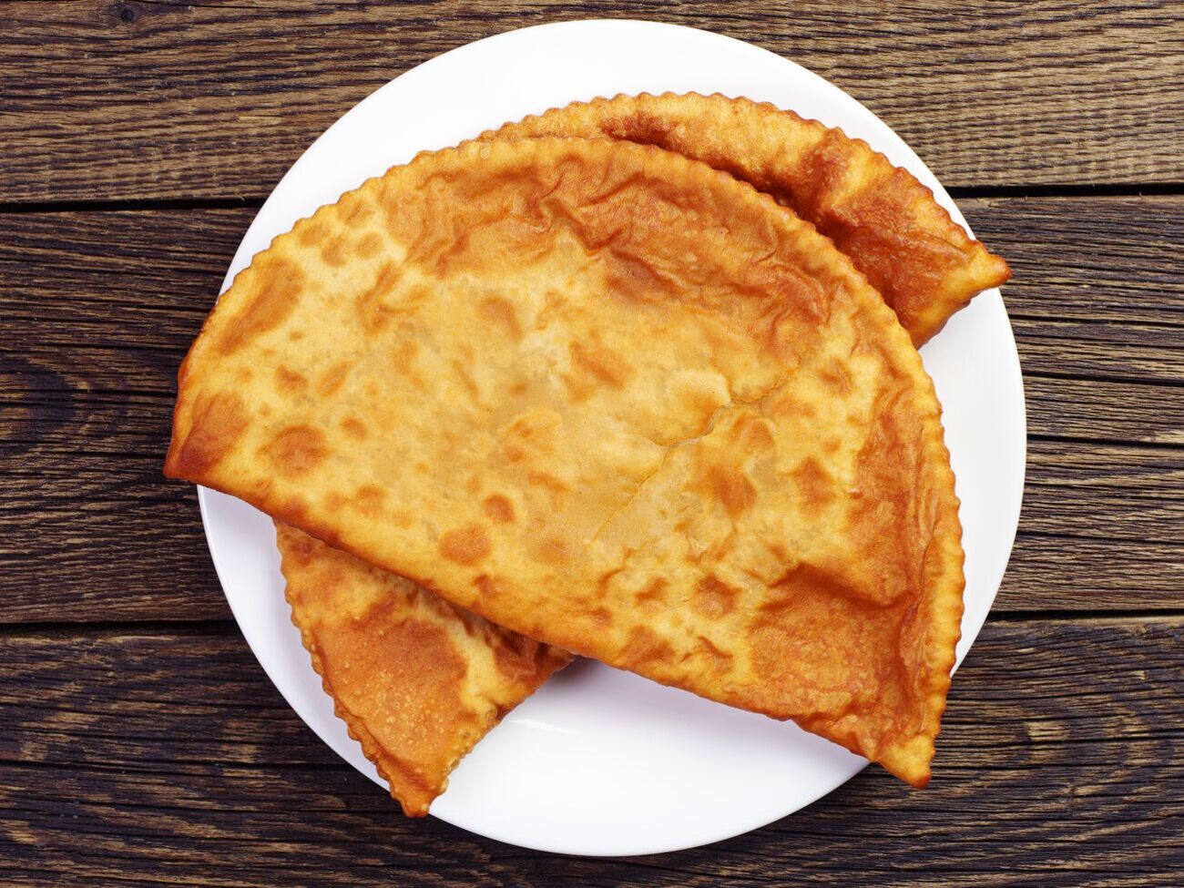 По словам эксперта, тесто на основе воды и уксуса &ndash;&nbsp;один из базовых видов теста для чебуреков