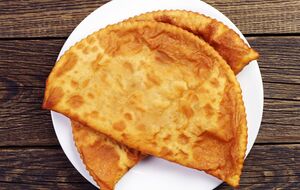 По словам эксперта, тесто на основе воды и уксуса – один из базовых видов теста для чебуреков