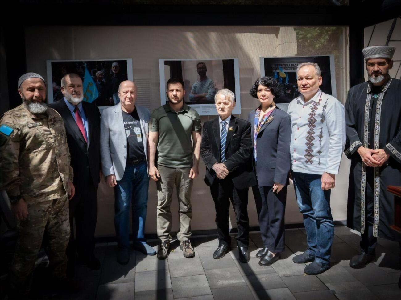 До ради з питань деокупації й реінтеграції Криму ввійшло понад 40 осіб, зокрема представники кримських татар, очолив її Зеленський