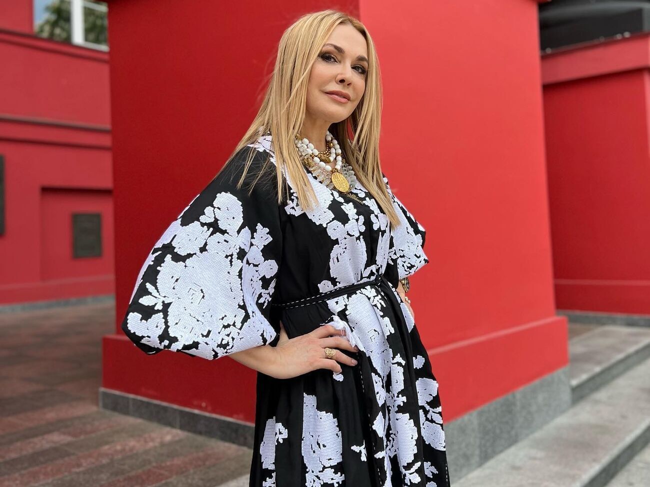 Сумська знялася у чорно-білій сукні з вишивкою