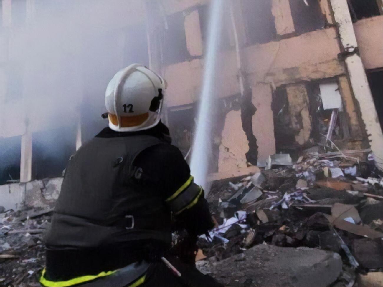 Рятувальники й далі гасять пожежу на місці обстрілу