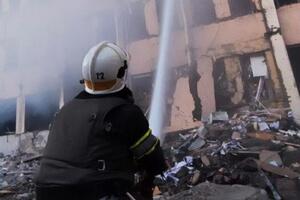 Рятувальники й далі гасять пожежу на місці обстрілу