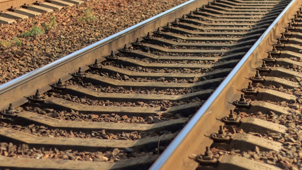 Движение поездов из-за падения беспилотника на железную дорогу остановили, написала Baza