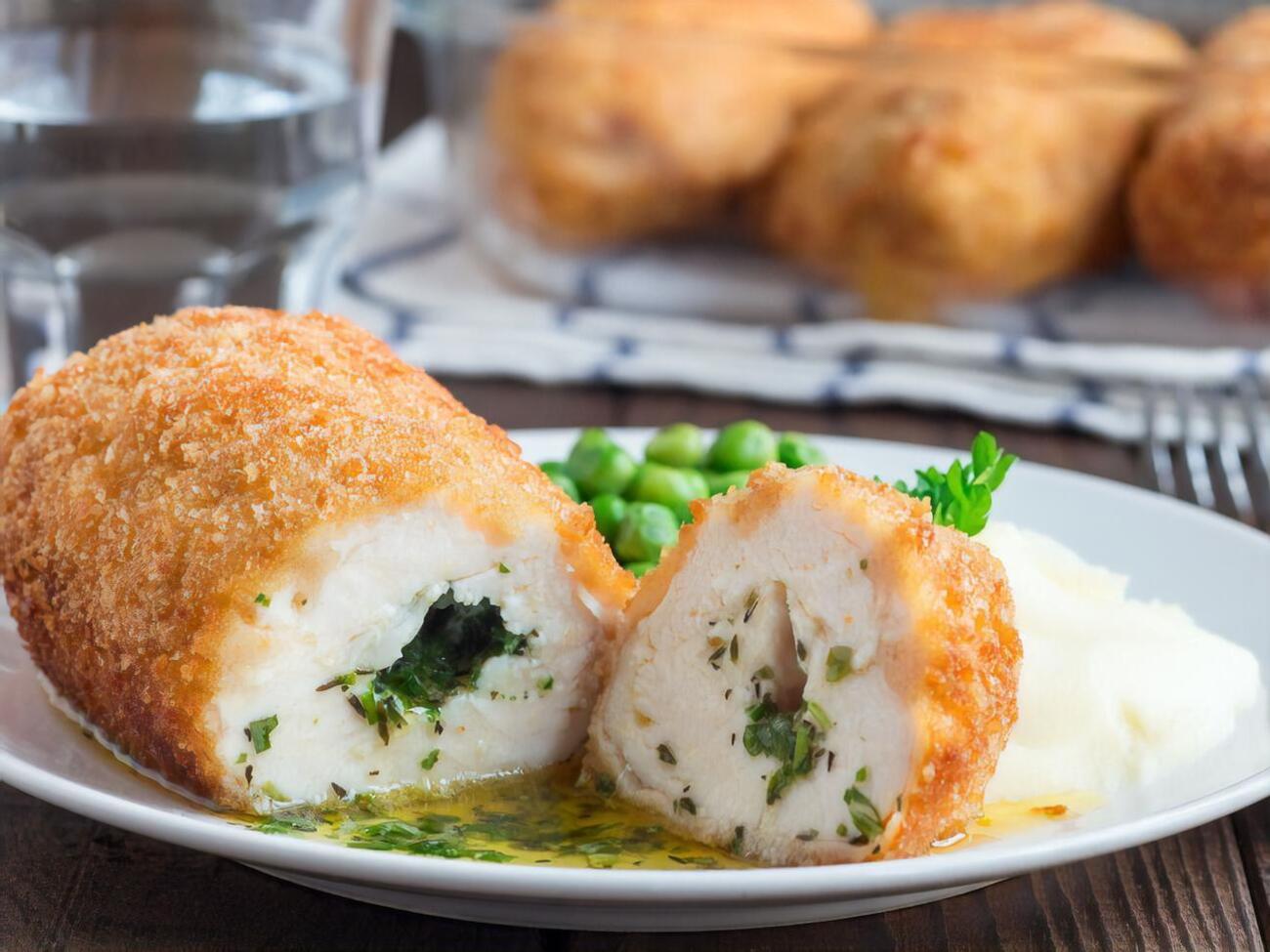 Подавать котлеты по-киевски лучше с картофельным пюре