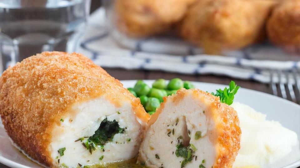 Подавать котлеты по-киевски лучше с картофельным пюре