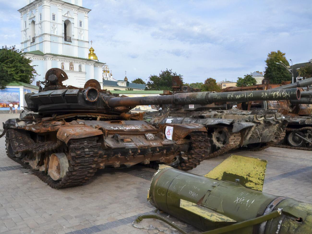 Части металлолома могут быть взрывоопасны, поэтому на начальном этапе с найденными трофеями работают саперы, отметила Алла Коваленко