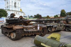 Части металлолома могут быть взрывоопасны, поэтому на начальном этапе с найденными трофеями работают саперы, отметила Алла Коваленко