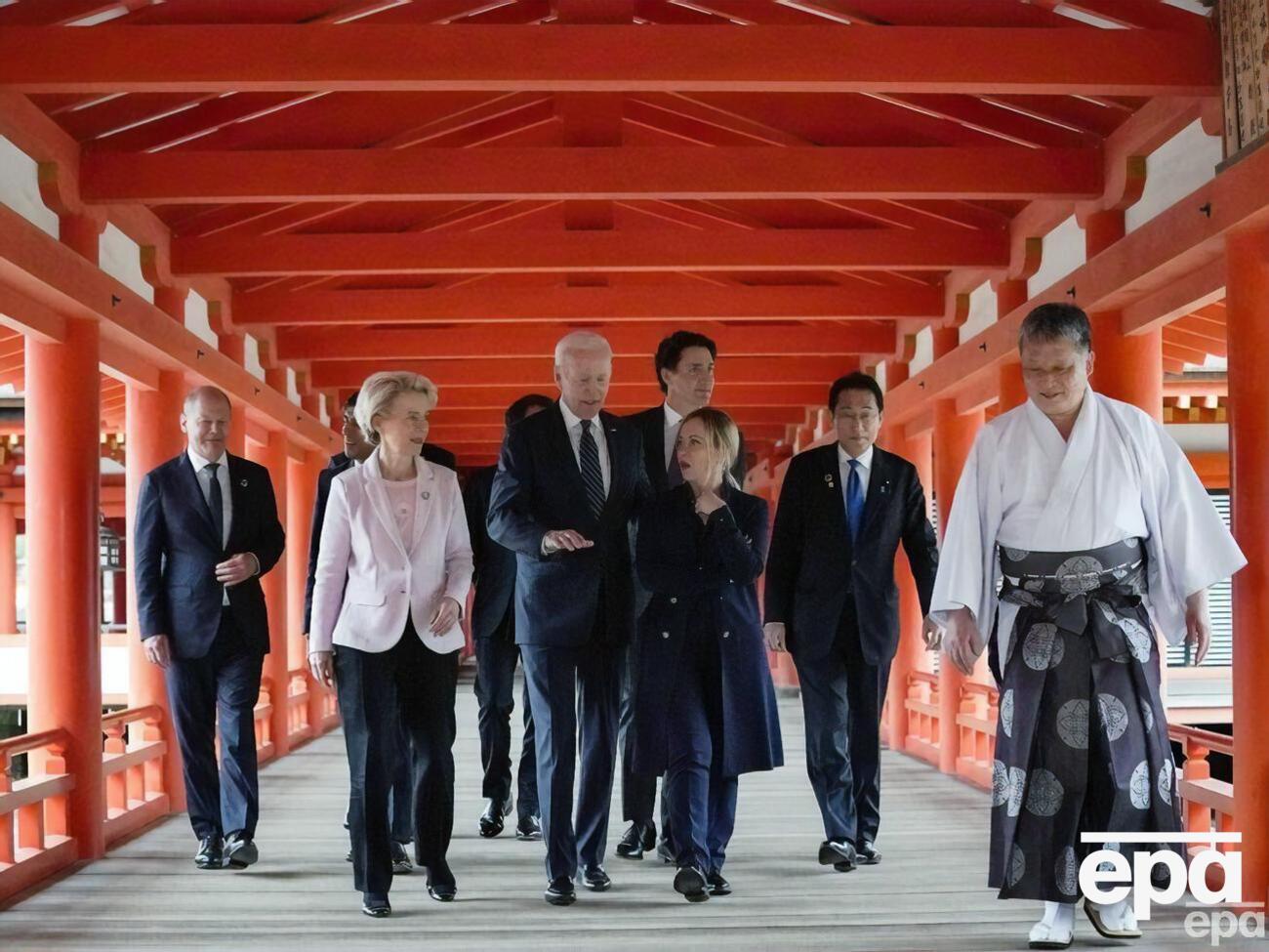 Байден (по центру) бере участь у саміті лідерів країн G7