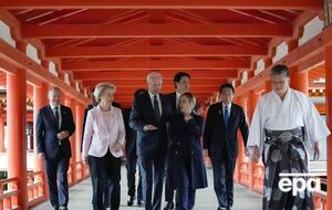 Байден (по центру) бере участь у саміті лідерів країн G7