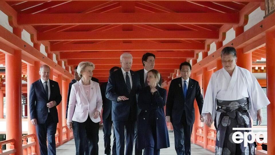 Байден (по центру) бере участь у саміті лідерів країн G7