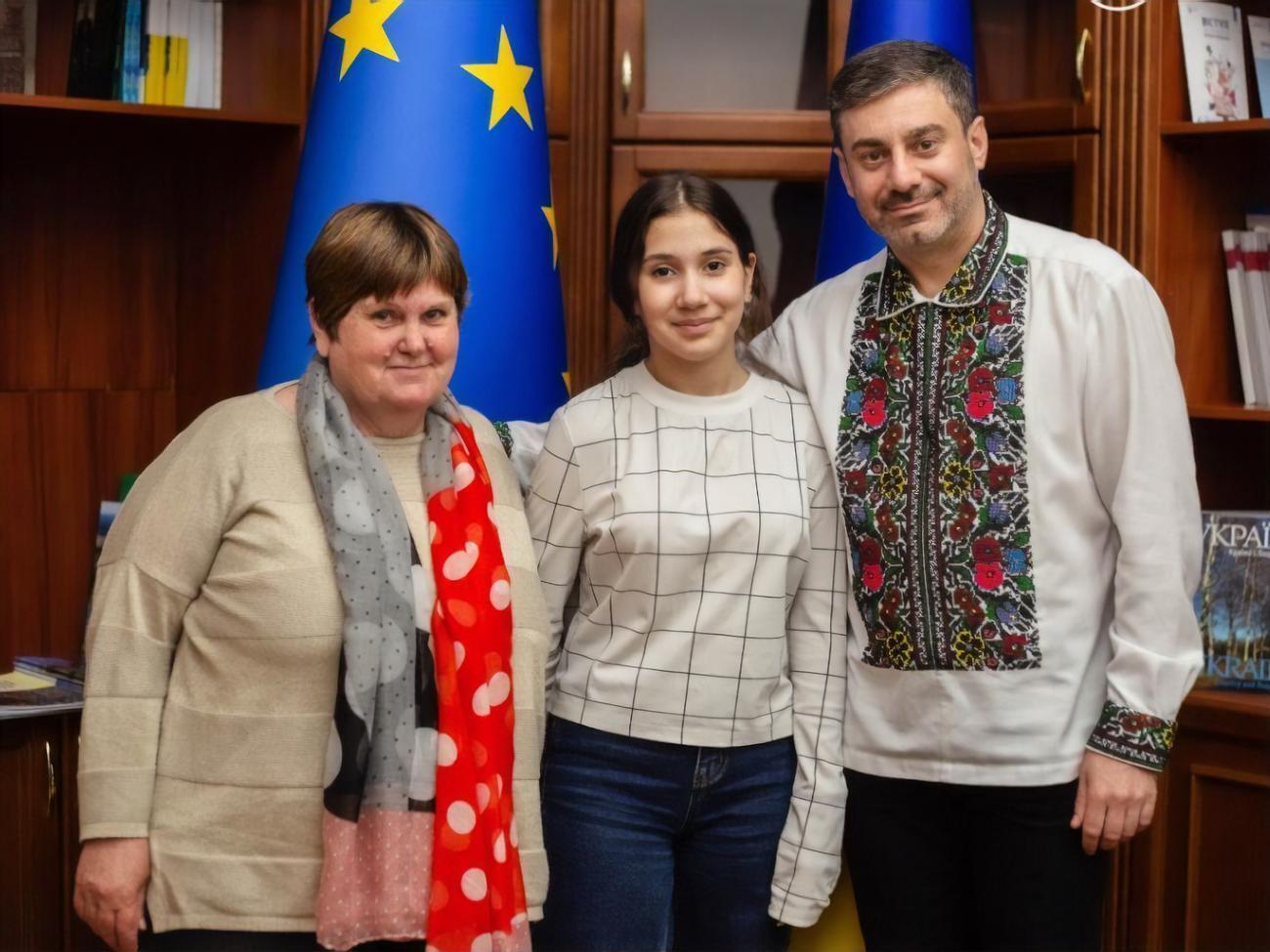 Дівчинка, яку повернули з РФ, і її бабуся зустрілися з Лубінцем