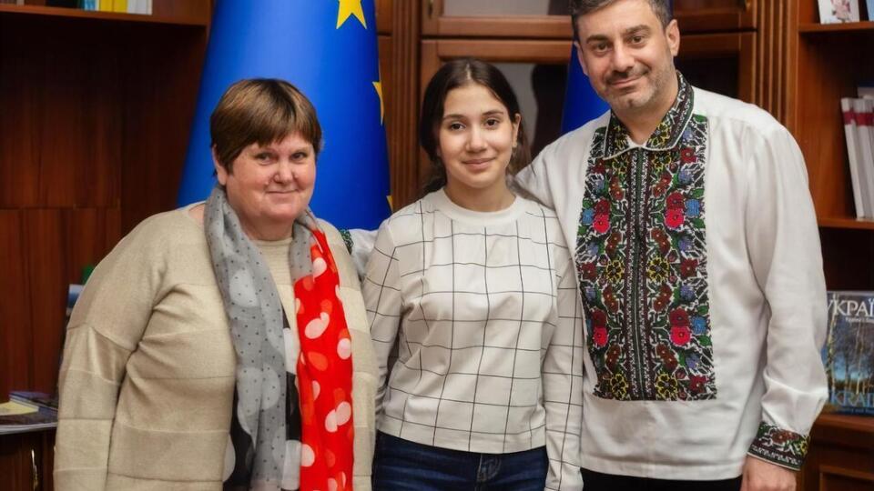 Девочка, которую вернули из РФ, и ее бабушка встретились с Лубинцом