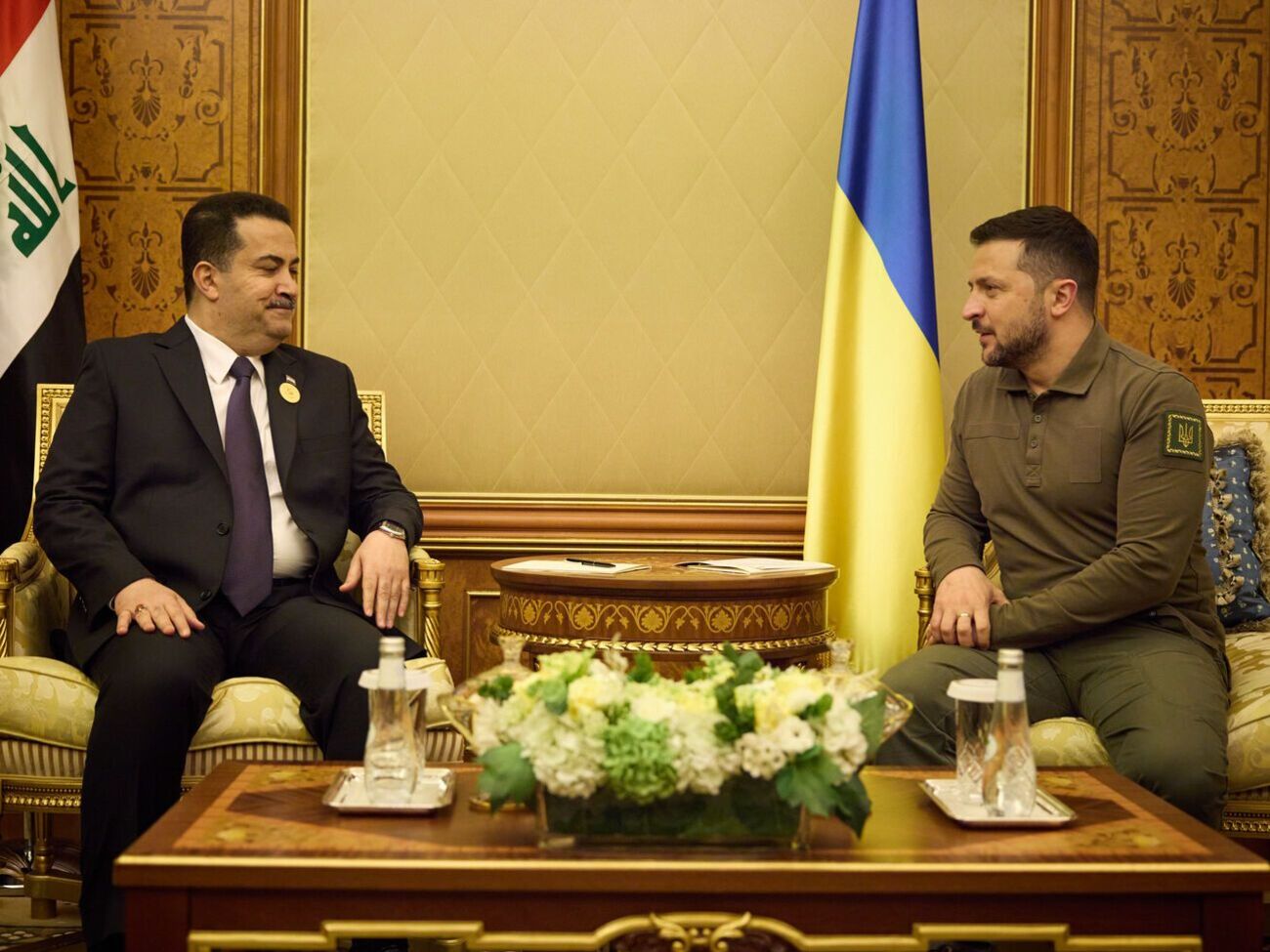 Зеленский (справа) проинформировал, что пригласил премьера Ирака посетить Украину с визитом