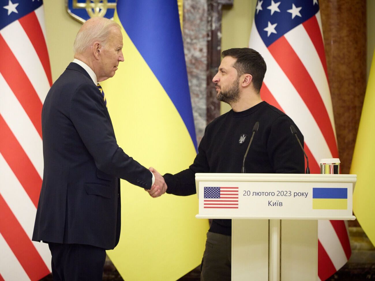 Зеленський (праворуч) привітав "історичне рішення" США і президента Байдена підтримати міжнародну "коаліцію винищувачів"