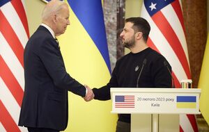 Зеленський (праворуч) привітав "історичне рішення" США і президента Байдена підтримати міжнародну "коаліцію винищувачів"