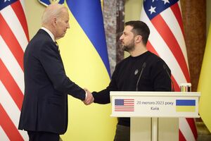 Зеленский (справа) приветствовал "историческое решение" США и президента Байдена поддержать международную "коалицию истребителей"