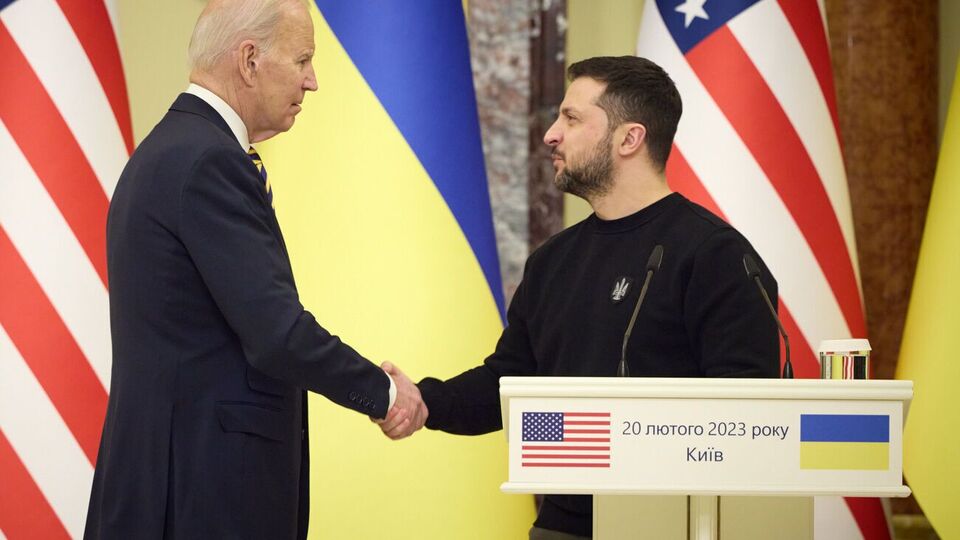 Зеленский (справа) приветствовал "историческое решение" США и президента Байдена поддержать международную "коалицию истребителей"