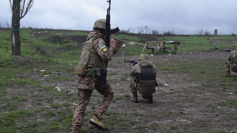 Украинские военные отражают все атаки врага на бахмутском направлении, подчеркнули в Минобороны