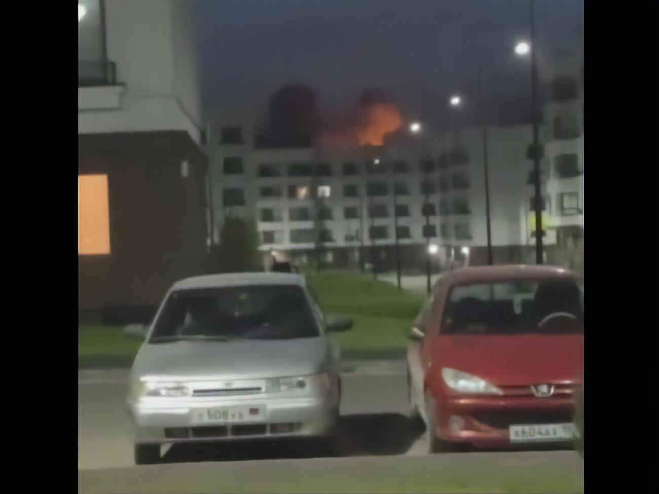 Взрывы прогремели в районе&nbsp;аэродрома на западной окраине Мариуполя, оттуда до ближайшей точки на линии фронта&nbsp;&ndash;&nbsp;примерно 80 км