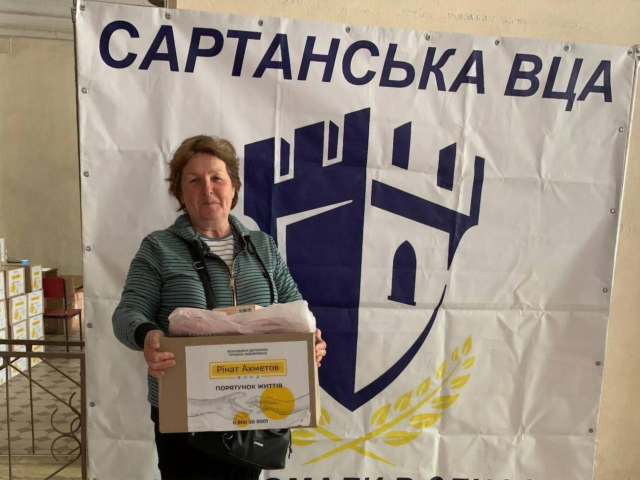 Внутренне перемещенным лицам из Сартанской общины выдают продуктовые наборы от Фонда Рината Ахметова