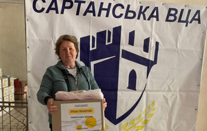 Внутренне перемещенным лицам из Сартанской общины выдают продуктовые наборы от Фонда Рината Ахметова