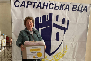 Внутрішньо переміщеним особам із Сартанської громади видають продуктові набори від Фонду Ріната Ахметова
