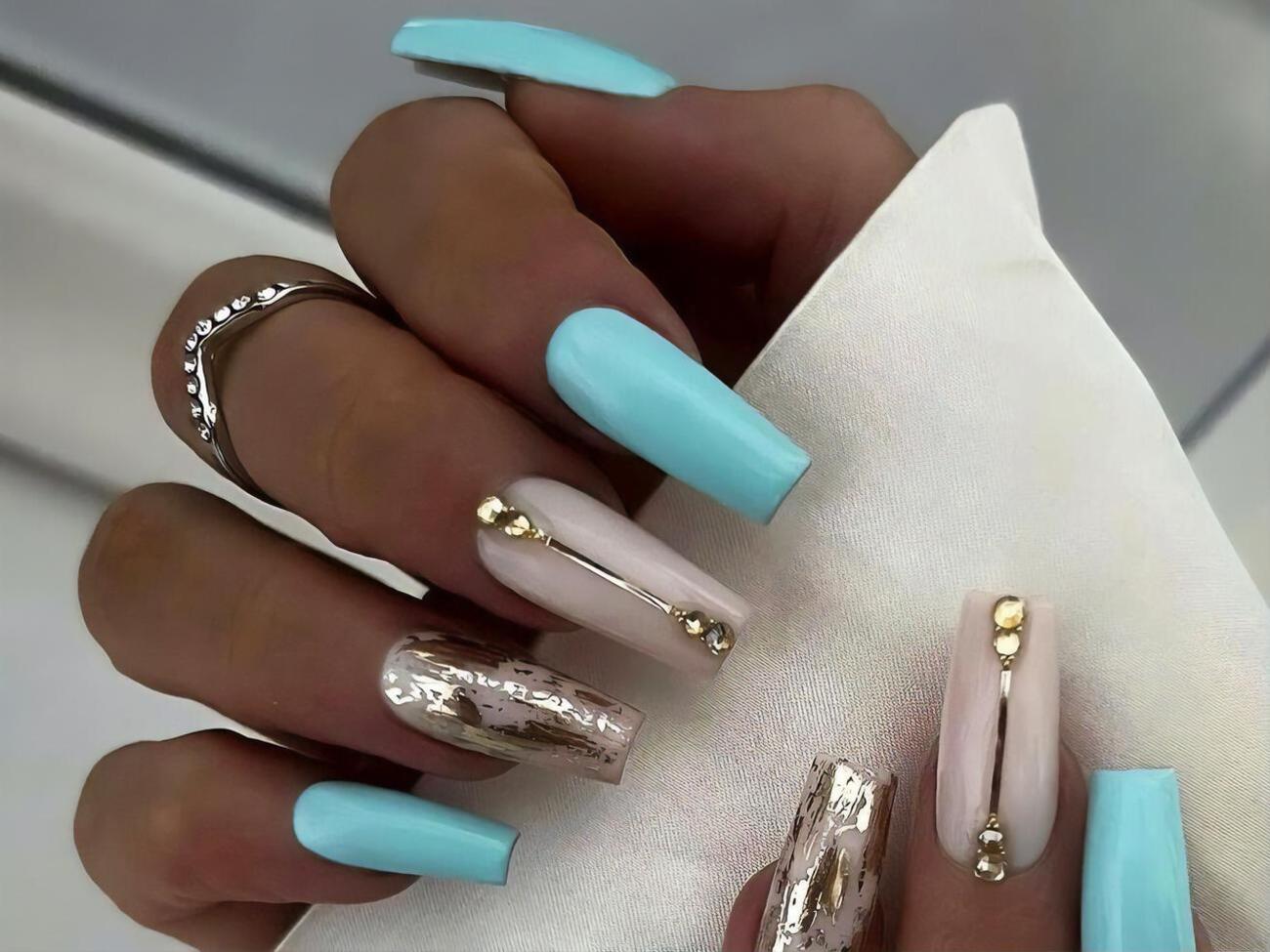 Блакитний колір можна поєднувати з блискучим декором