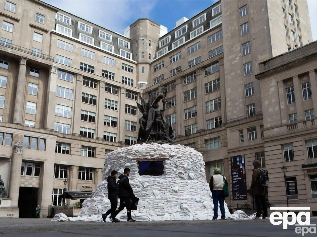 Внутри инсталляции установлен экран, на котором транслируются видео об объединяющей силе музыки