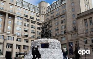 Внутри инсталляции установлен экран, на котором транслируются видео об объединяющей силе музыки