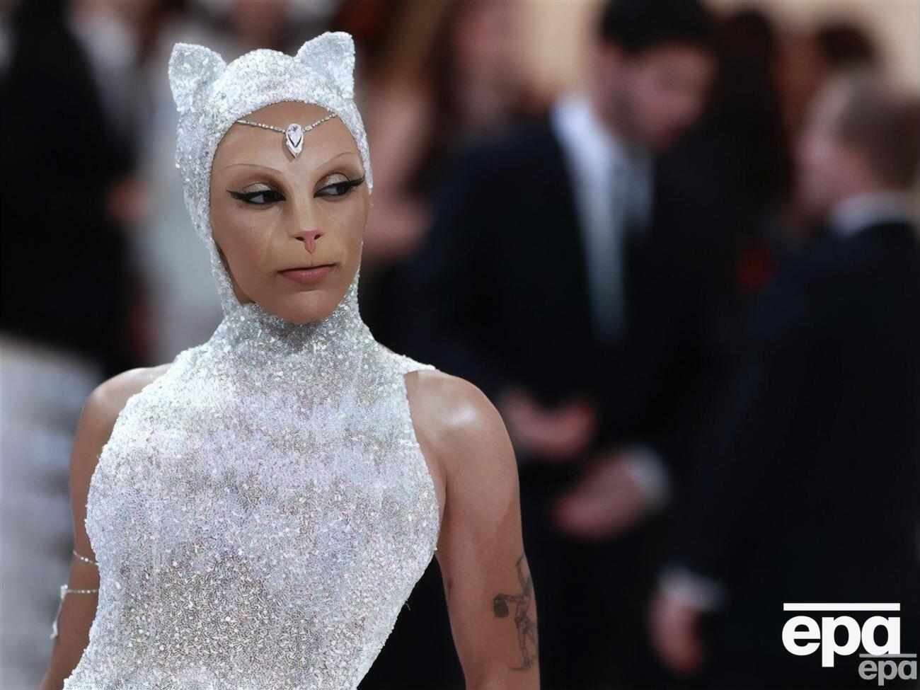 Доджа Кэт появилась на балу в образе кошки