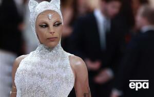 Доджа Кэт появилась на балу в образе кошки