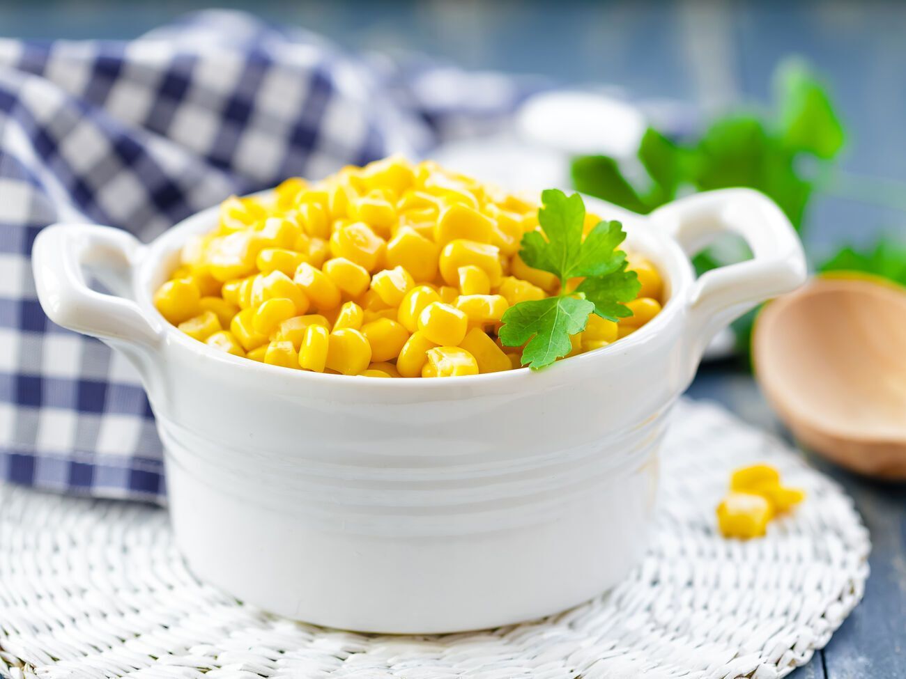 Для приготовления блюда понадобится две банки консервированной кукурузы