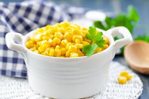 Для приготовления блюда понадобится две банки консервированной кукурузы