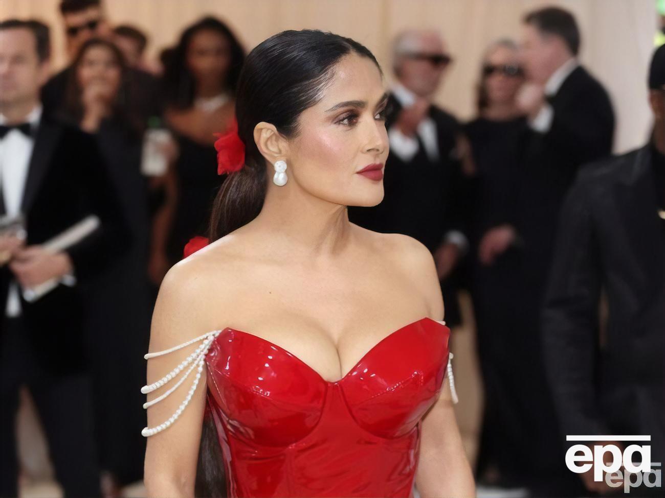 Гаєк прикрасила хвіст трьома червоними квітками