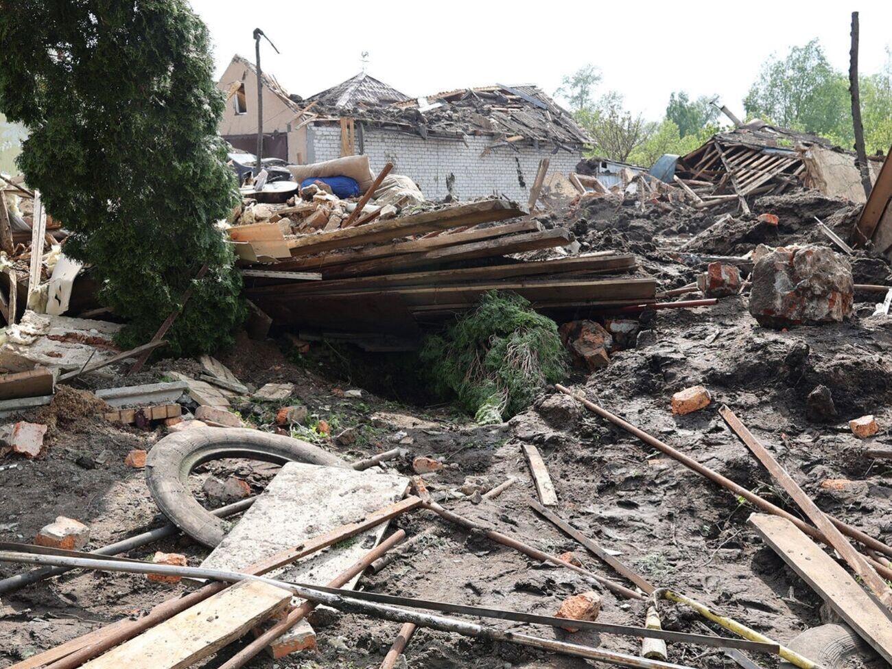 Снаряди окупантів зруйнували кілька житлових будинків