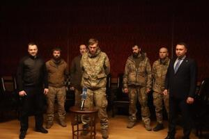 Інтерновані командири проживають на закритому об'єкті, розповіла дружина Прокопенка