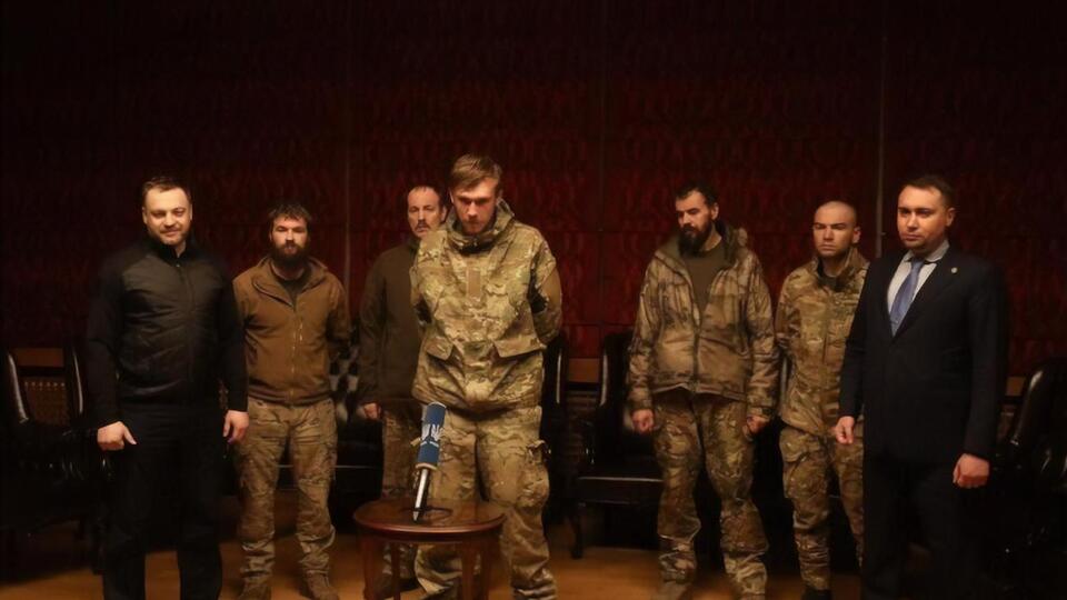 Интернированные командиры живут на закрытом объекте, рассказала жена Прокопенко